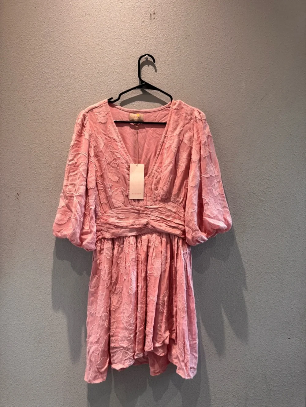 CIEBON Dusty Pink Textured V-Neck Dress - Picture 9 of 10